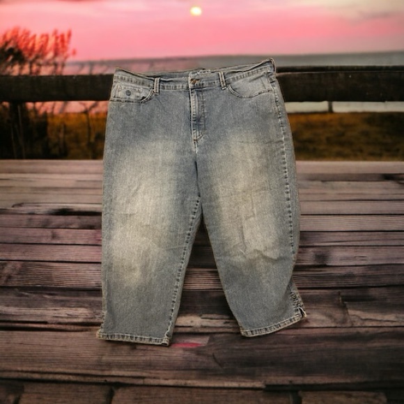 Gloria Vanderbilt Amanda All-Around Slimming Effect  Denim Capris - Picture 7 of 12